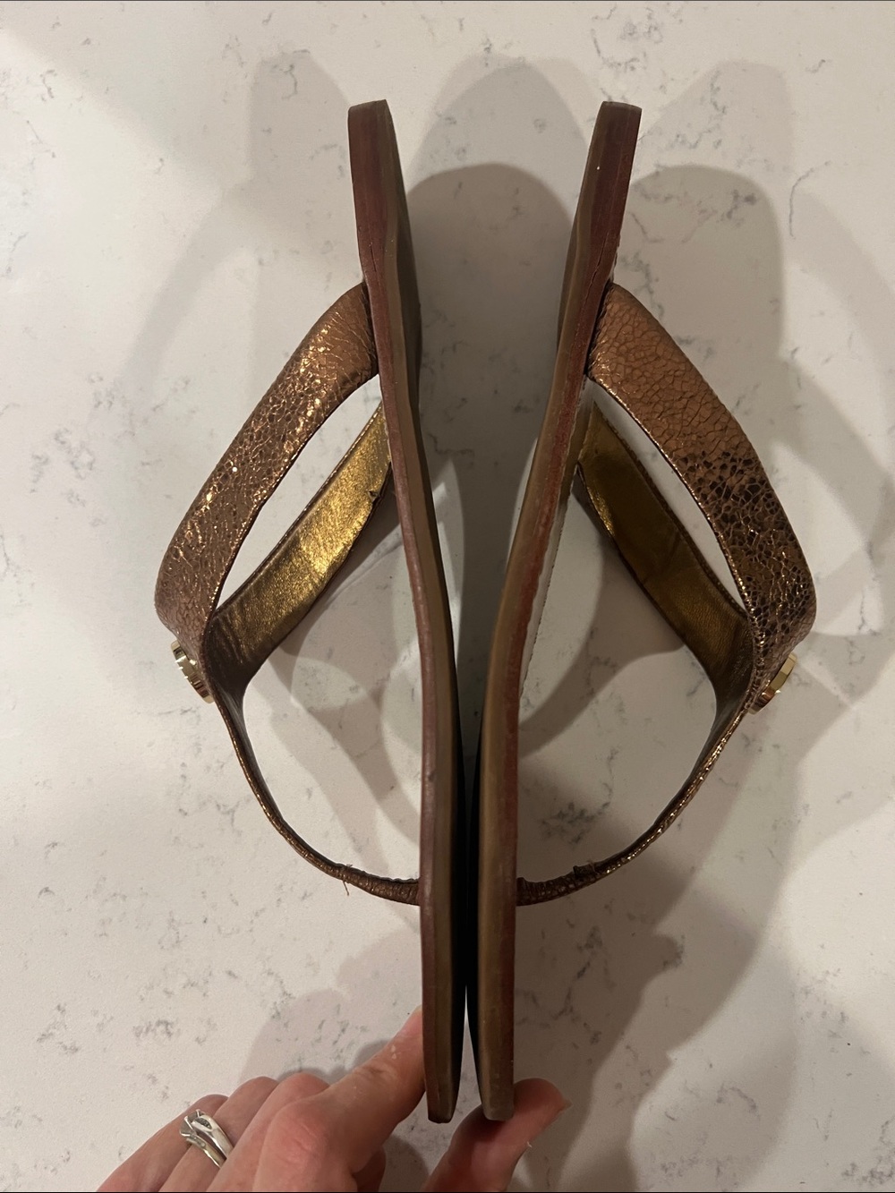 Tory Burch metallic gold crackled leather thong sandals size 10 - Picture 13 of 15